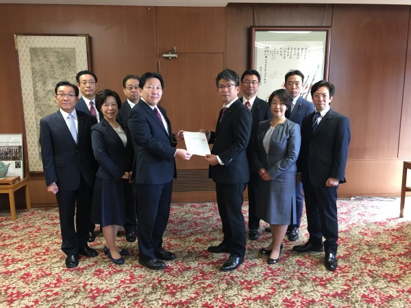 学校体育館に空調設備を求める要望書を酒井区長に提出